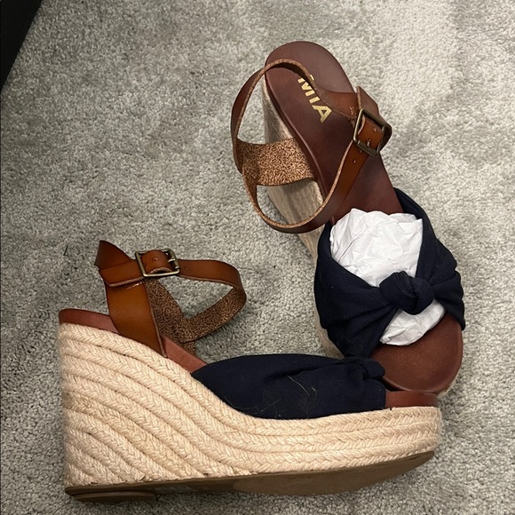 MIA Women's Tan and Navy Wedge Sandals NWOT - Picture 1 of 3